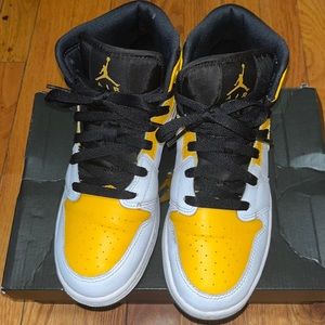 Jordan 1 yellow black and white size 6 grade school need insoles.